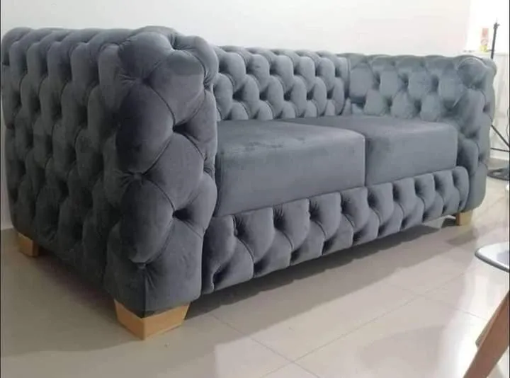 Love seat chesterfield tapizado en gris