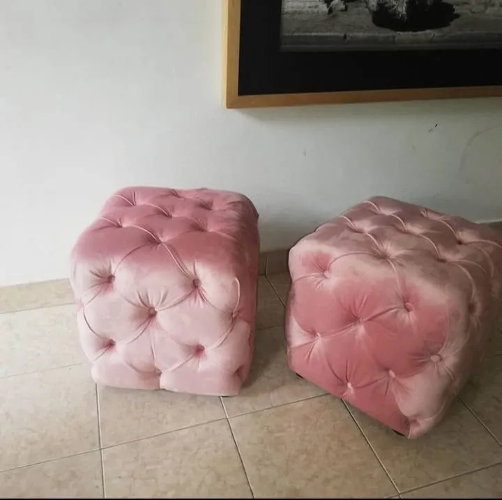 Puffs tapizados en rosa