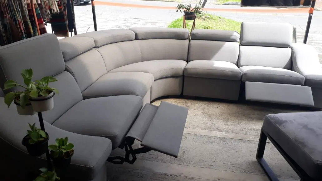 Seccional curvo tapizado en gris