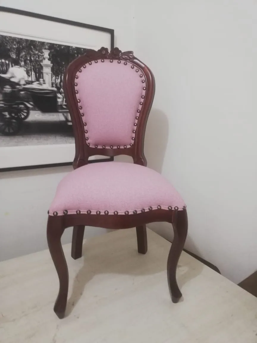 Silla clásica tapizada en rosa