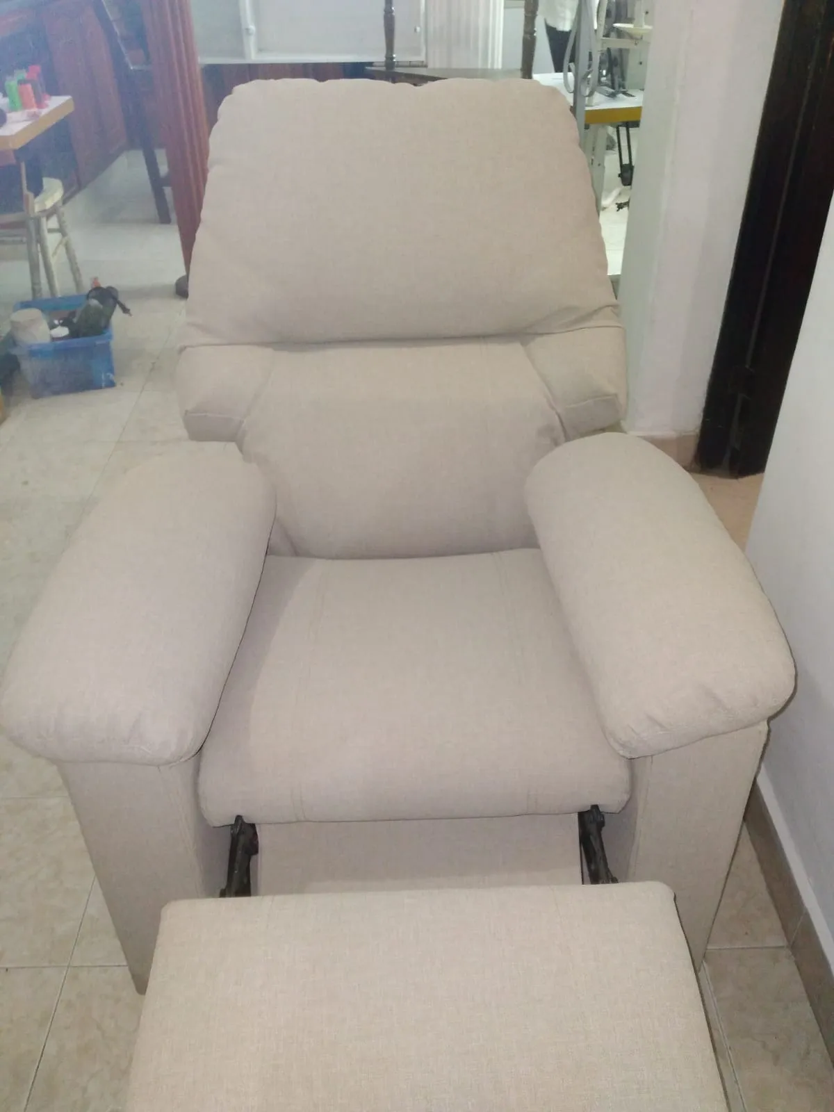 Sillón reclinable tapizado en beige
