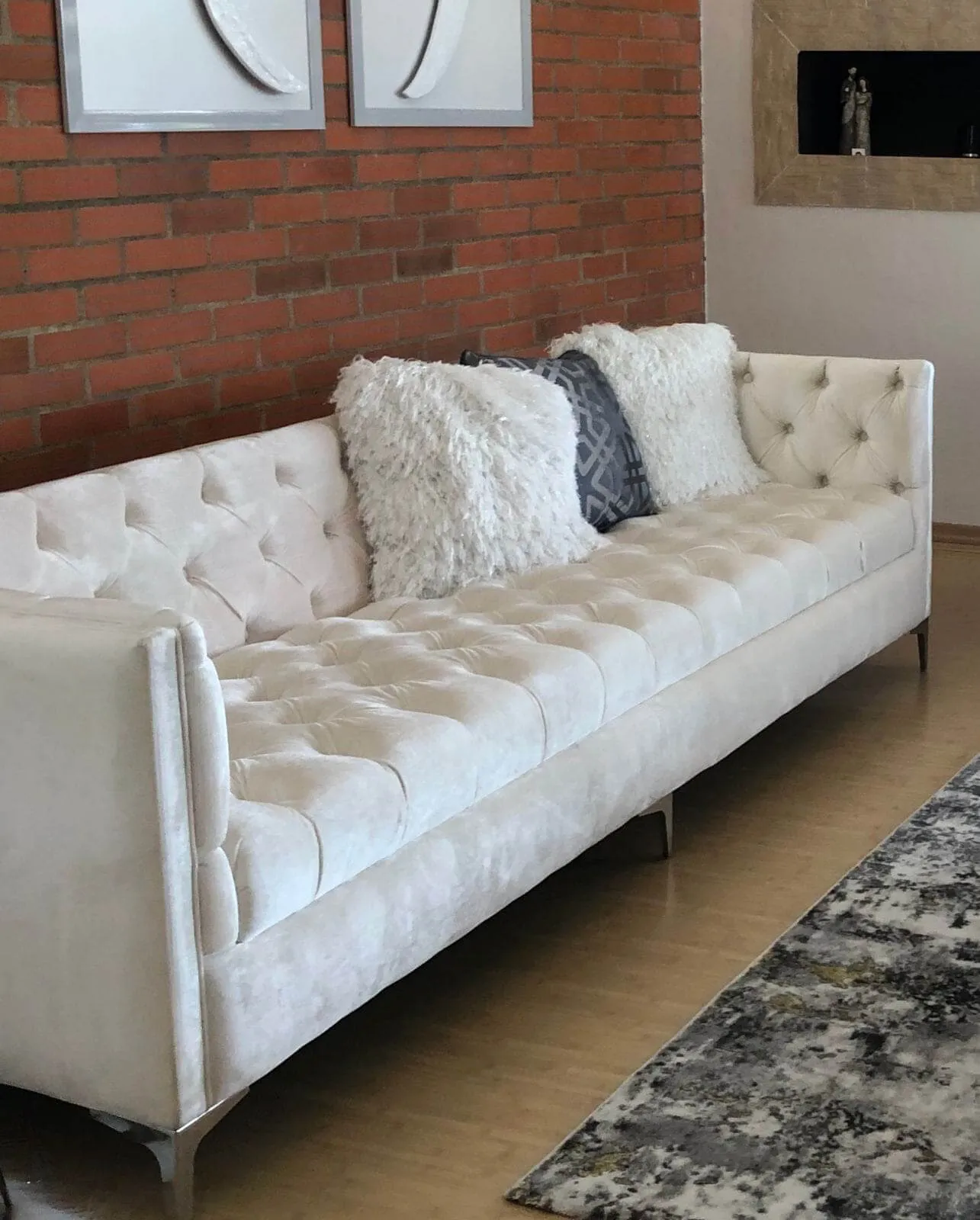 Sofá chesterfield tapizado en blanco