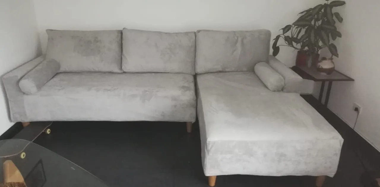 Sofá seccional tapizado en gris claro